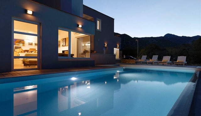 Charming 4-BR Villa Getaway for 8, with stunning view and heated pool in Zagvozd