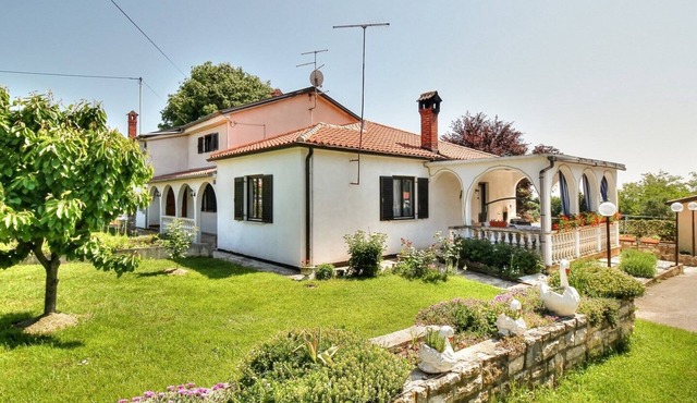 Charming flat just 200 metres from the beach with sea views and barbecue in Zambratija