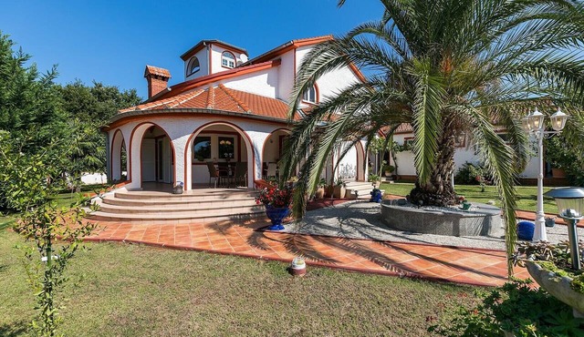 Charming fully-equipped villa with a private garden and pool in Kukci