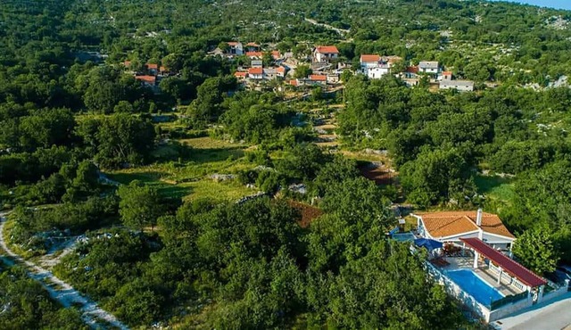 Charming poolside villa in beautiful countryside in Zagvozd