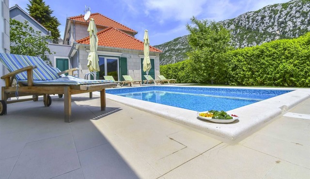 Charming serene 3-BR pet-friendly Villa for 6 with heated pool in Župa