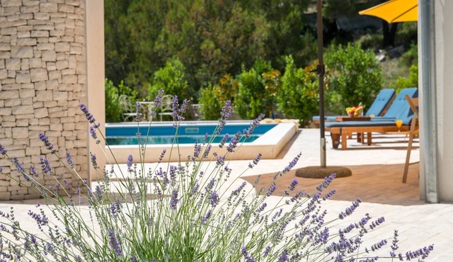 Charming Villa 20m from the Beach, Pool, 6 bedrooms, Garden, Free WiFi & Parking in Milna