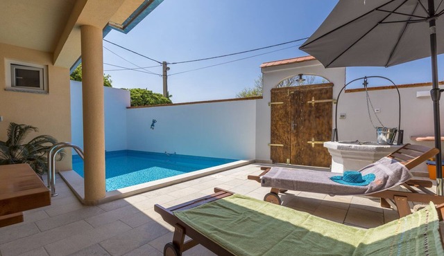 Charming villa with heated private pool, BBQ, playground, washing machine
