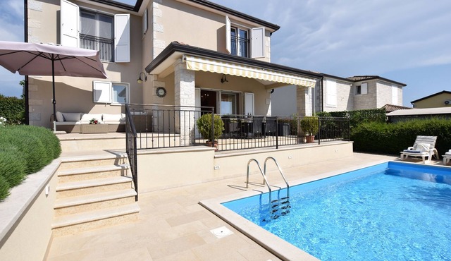 Charming villa with pool in a quiet area