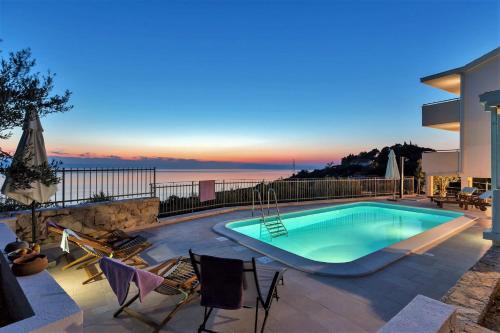 Charmy Villa Hill with Pool in Podgora