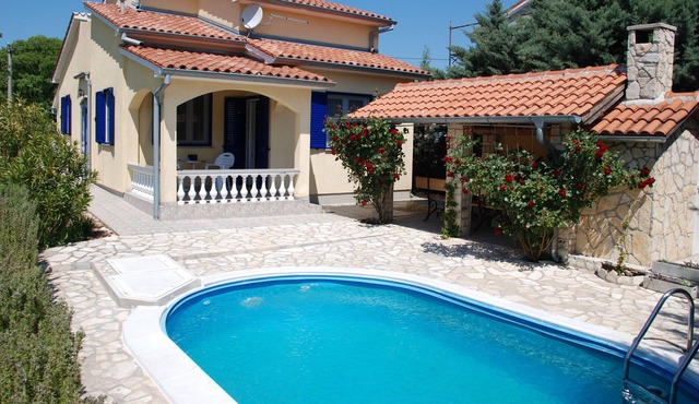 Child-friendly, with pool in Labin