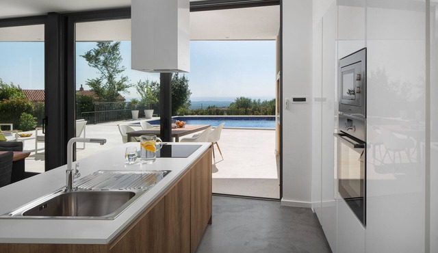 Contemporary villa Mariva, heated pool, beautiful sea view,peaceful location in Kaštelir