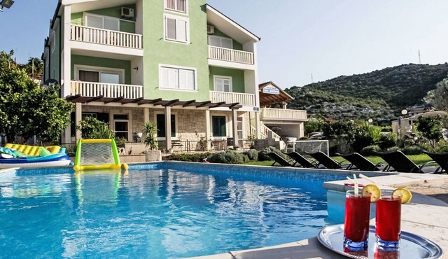 Cosy apartment for 5 guests with WIFI, pool, A/C, TV and patio in Peračko Blato