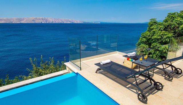Cosy apartment for 2 guests with pool, WIFI, A/C, TV, terrace and pets allowed in Senj