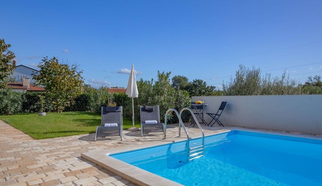 Cosy apartment for 3 guests with A/C, pool, WIFI, TV, terrace and panoramic view in Poreč
