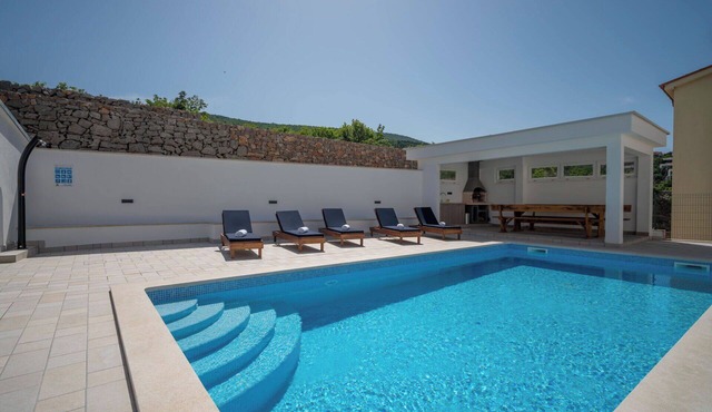 Cosy apartment for 4 guests with pool, A/C, WIFI, TV and terrace in Senj