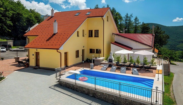 Cosy apartment for 4 guests with WIFI, pool, TV, terrace and pets allowed in Senj