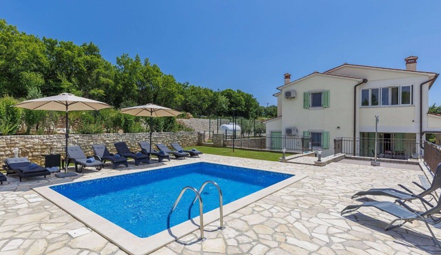 Cosy apartment for 4 people with private pool, WIFI, A/C, TV and terrace in Pazin