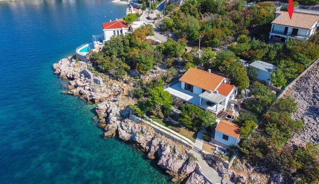 Cosy apartment for 4 people with WIFI, A/C, TV, terrace and pets allowed in Senj