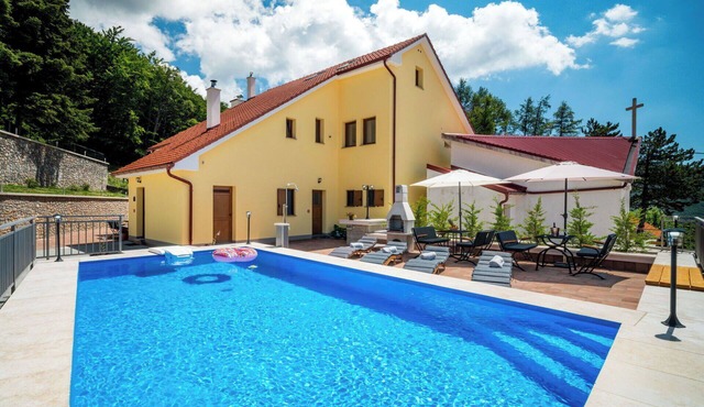 Cosy apartment for 4 people with pool, WIFI, TV, terrace and pets allowed in Senj