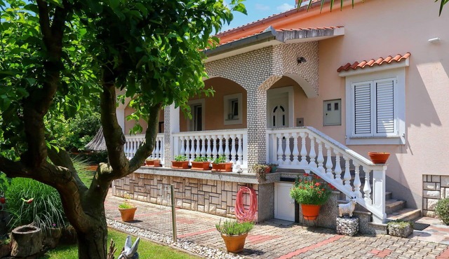 Cosy apartment for 6 guests with WIFI, A/C, TV, patio and pets allowed