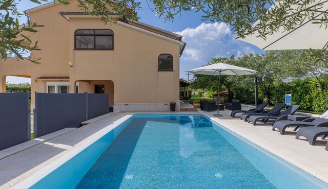 Cosy apartment for 6 guests with A/C, WIFI, private pool, TV and terrace