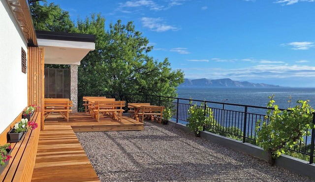 Cosy apartment for 6 guests with A/C, WIFI, TV and patio in Senj