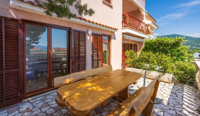 Cosy apartment just 250 metres from the beach with sea views, barbecue area, private parking in Novi Vinodolski