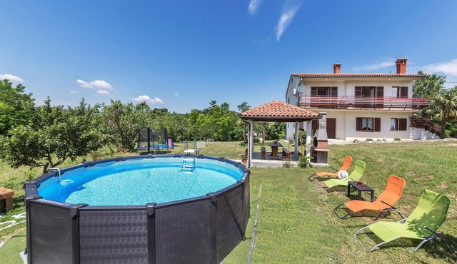 Cottage with swimming pool in the greenery.