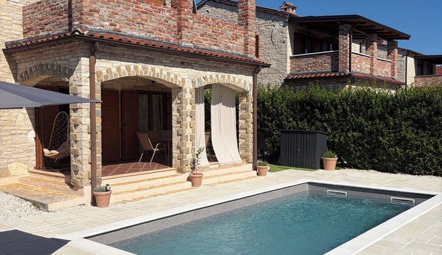 Cozy 4-bedroom house in perfect Čabrunići with pool.