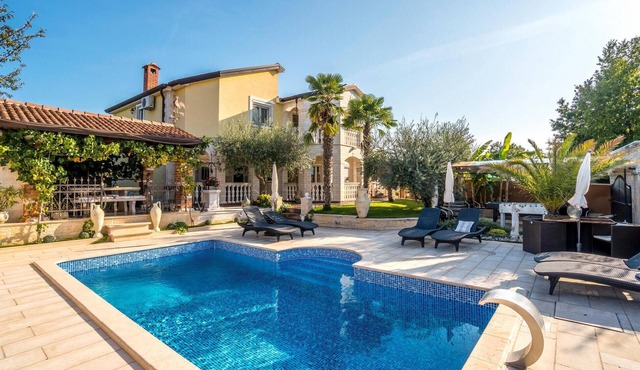 Cozy apartment in Porec with WiFi
