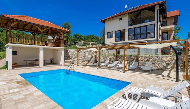 Cozy apartment in Rakovica with swimming pool in Rakovica