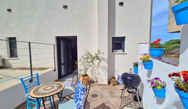 Cozy cottage with seaview and parking ideal for small family