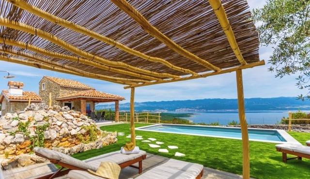 Cozy detached villa with pool 5.000m2 plot in Risika
