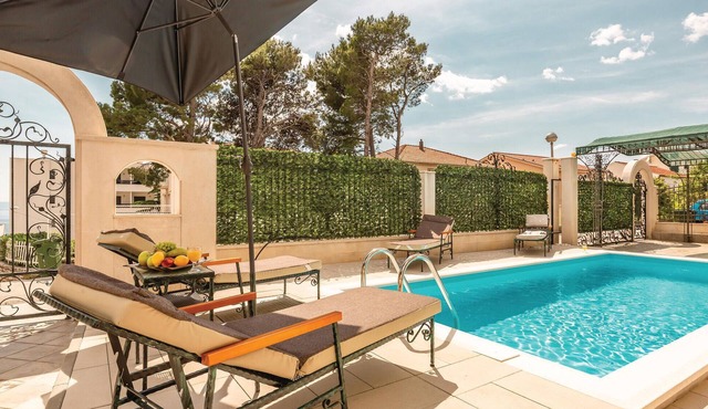 Cozy home in Makarska with jacuzzi