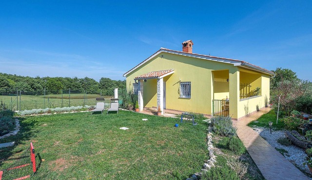 Cozy home in Marcana with WiFi