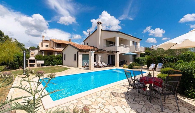 Cozy home in Visnjan with private swimming pool, can be inside or outside in Visnjan