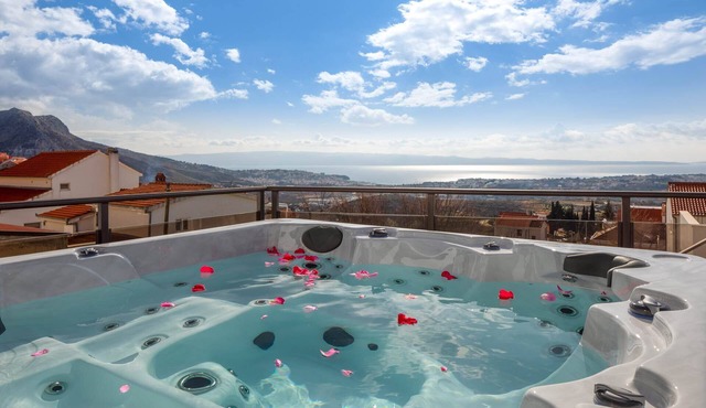 Croatian Coastal Getaway With Pool And Jacuzzi in Kucine
