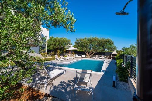CROWONDER Sun Dance Apartments with Heated Swimming Pool Seaview and Garden in Sveti Filip i Jakov