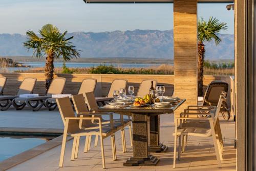 CROWONDER Villa Travera 2 with Heated Swimming Pool - CROWONDER LUXURY RENT in Privlaka