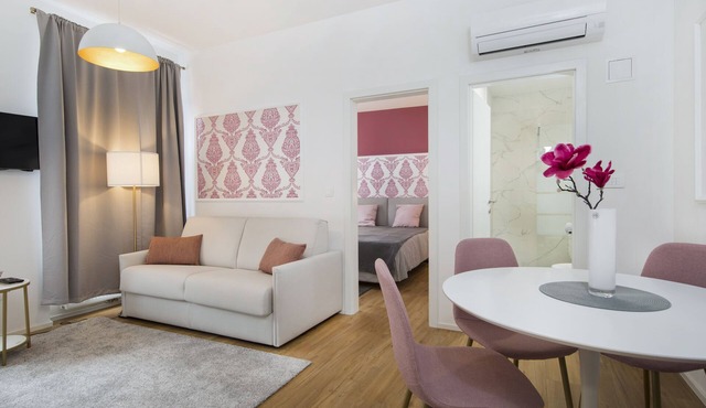Cute apartment in Ljubljana. Traffic free street. 1 minute to Dragon Bridge. in Ljubljana