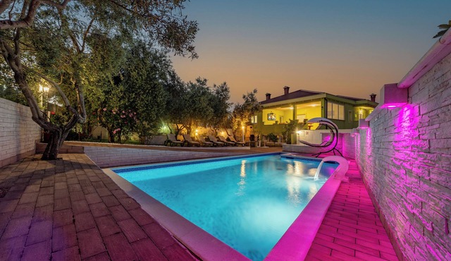 Dalmatian holiday home with swimming pool
