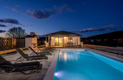 Decimum - Private Luxury Villa with Heated Pool & Spa near Split in Dicmo