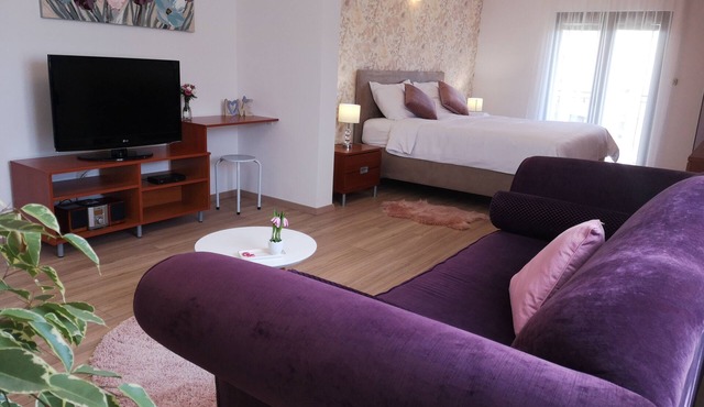 DELUXE Studio with POOL, near beach, ideally located between SPLIT & TROGIR! in Kaštel Novi