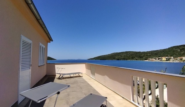 Detached Holiday house few steps from the beach in Veli rat