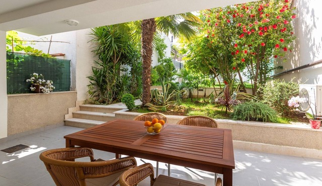 Dog-friendly apartment with Mediterranean garden - 600 metres from the beach in Porec