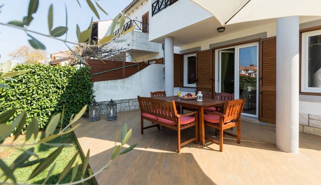 Dog-friendly holiday home just 700 metres from the beach with barbecue and washing machine in Porec