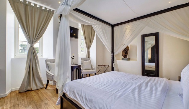 Dolphin Suites Hotel