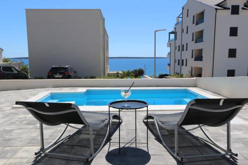 Dolphin view II with a pool by the beach in Mandre