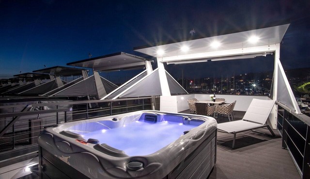 Dreamy houseboat by the sea with terrace and hot tub in Portoroz