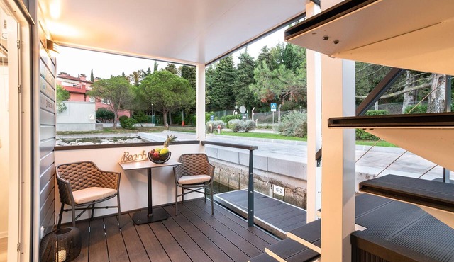 Dreamy houseboat by the sea with terrace and hot tub in Portoroz