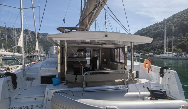 Dubrovnik Delight: A Sun-Kissed Sailing Experience