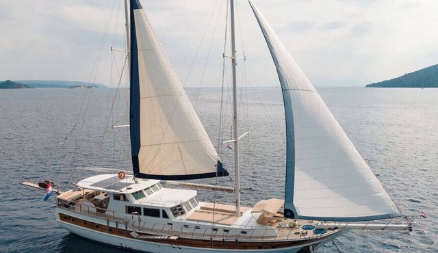Dubrovnik Delight: A Sun-Kissed Sailing Experience in Komolac