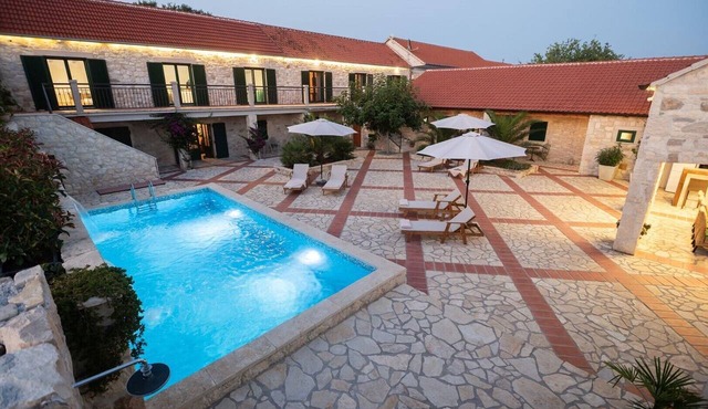 Dvori Jokic – Stylish Villa with Private Heated Swimming Pool Near the Sea in Islam Grcki