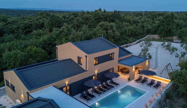 Exclusive luxury villa Viktor with 7 bedrooms for families & groups in Juršići